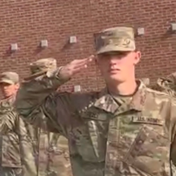 Meet your Posher, Candice - Picture 2 of 5